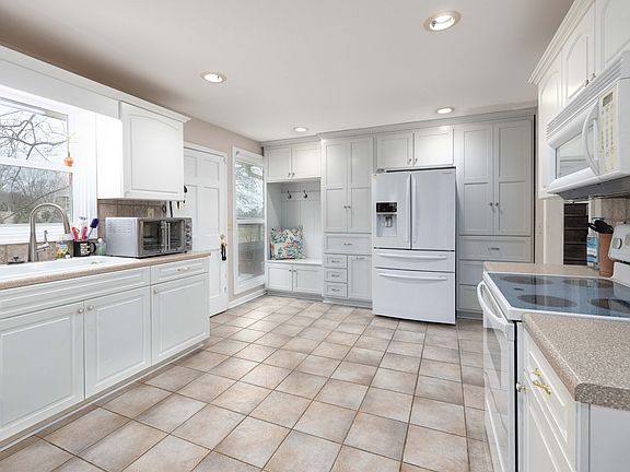 3rd image of 799 Saussy Pl