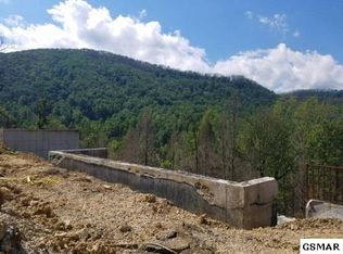 318 Raccoon Ridge Rd, Gatlinburg, TN 37738