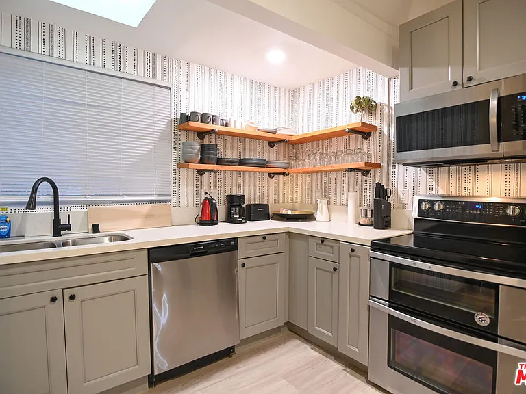 1019 N Orange Grove Ave — Photo 28