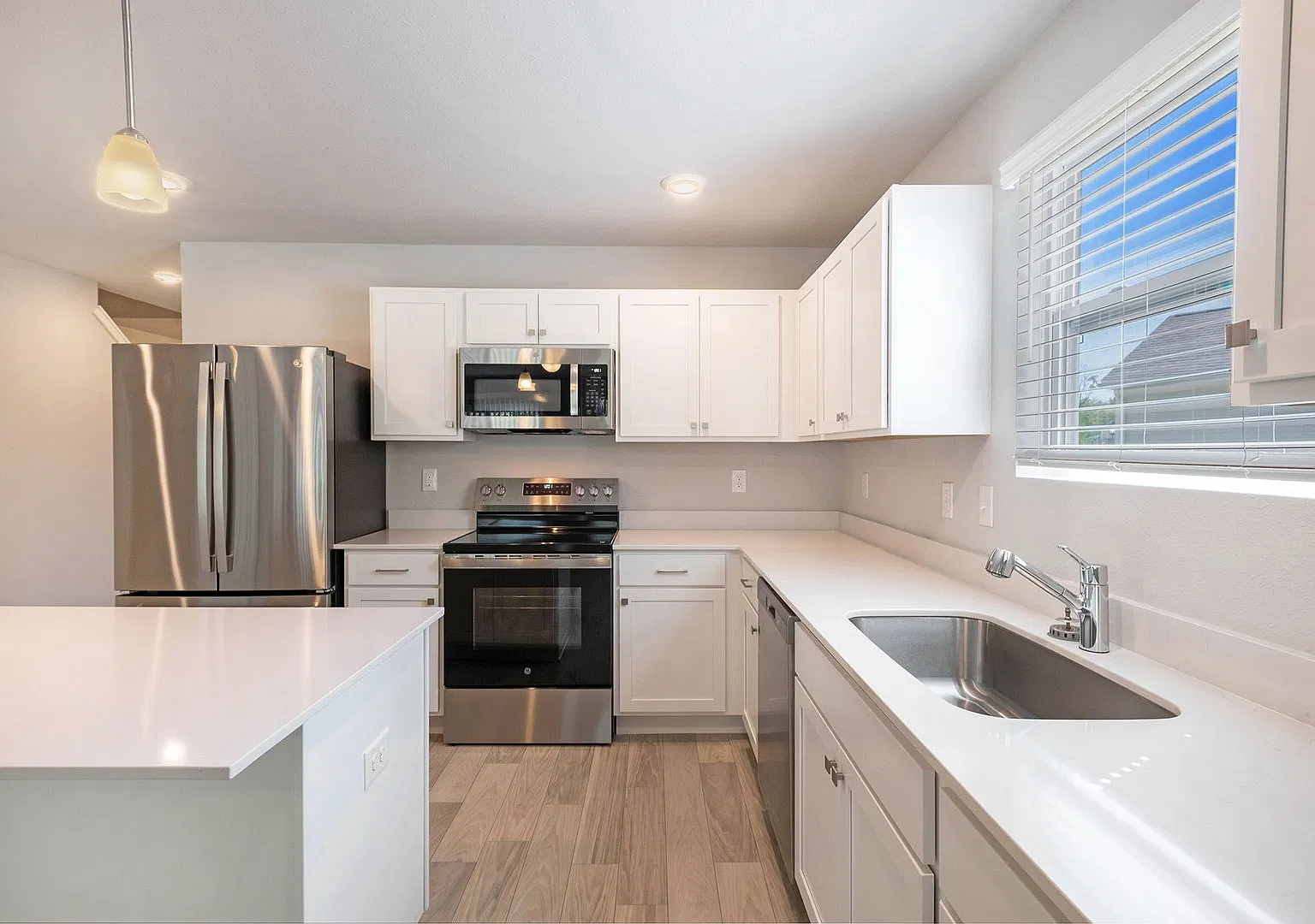 1 Month FREE Rent! Applied to Your First Full Month. Terms & Conditions Apply. — Photo 4
