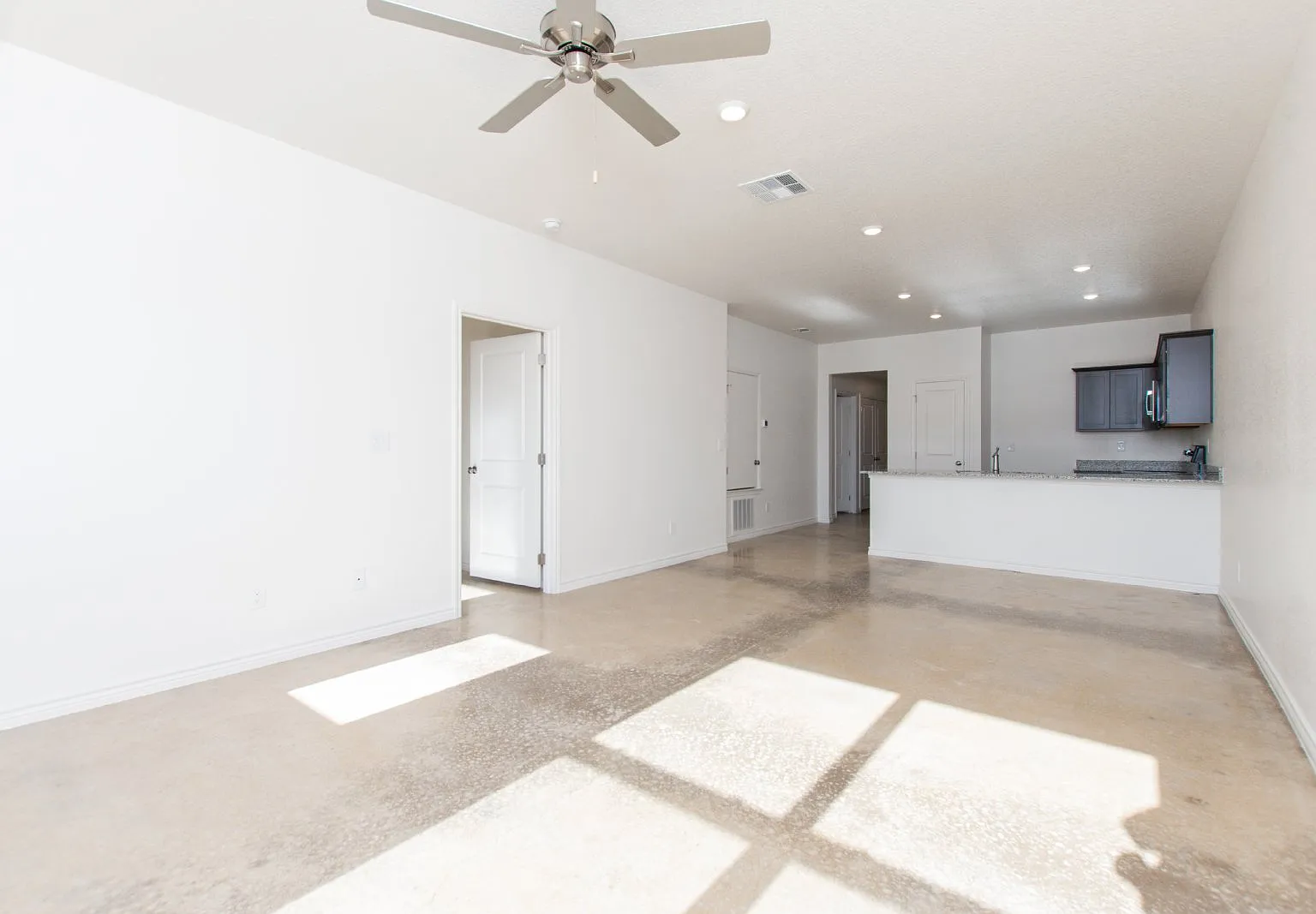 3 bed, 2.0 bath, 1214 sqft, $1,400 — Photo 4