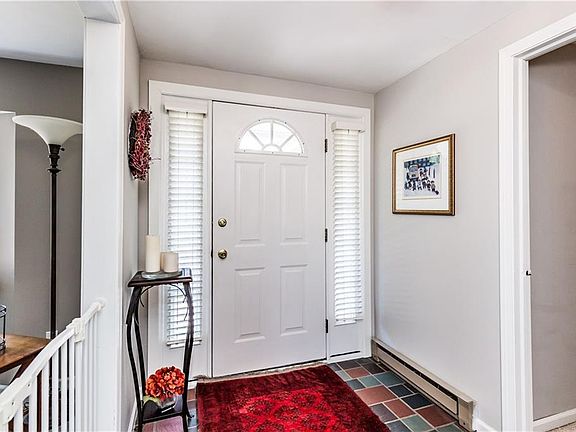4th image of 10 Gillette Ln