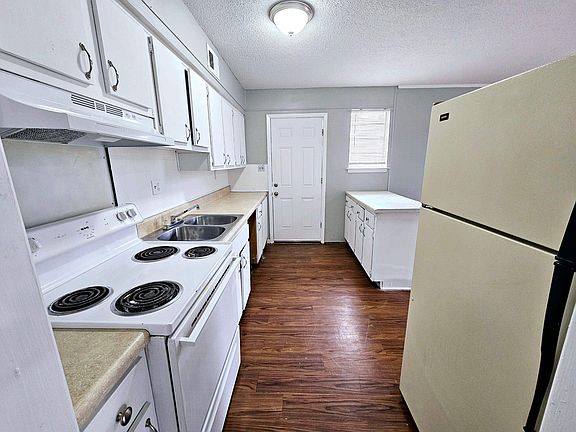 3rd image of 3698-3700 Firethorne Dr