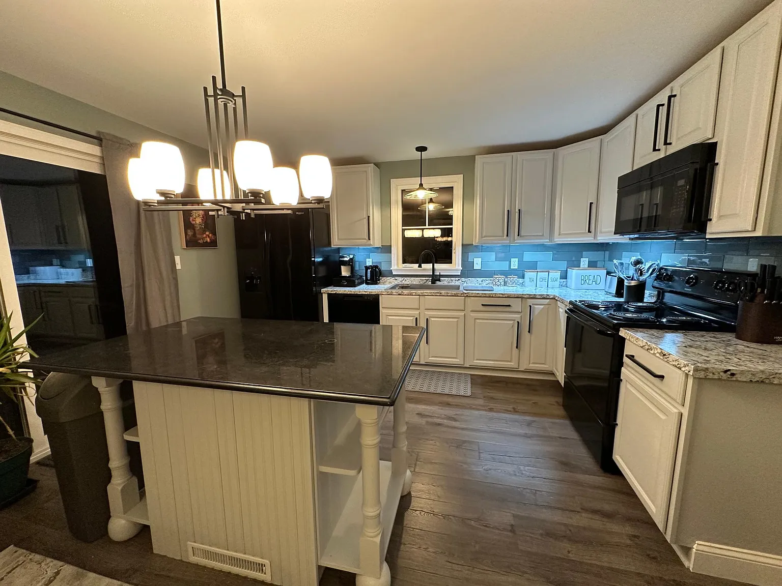 2 bed, 900 sqft, $2,100 — Photo 2