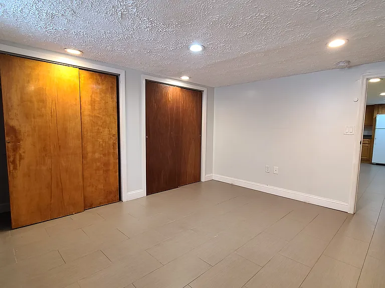 242 46th St #BASEMENT — Photo 6