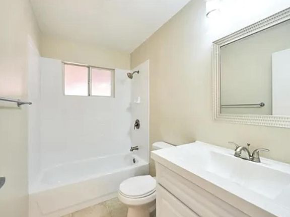 5th image of 286 Markham Ave
