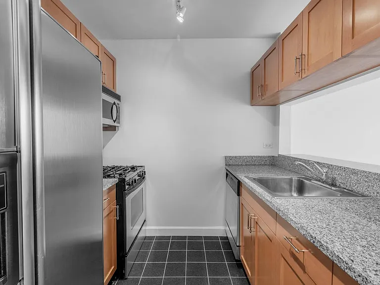 420 W 42nd St #20A — Photo 5