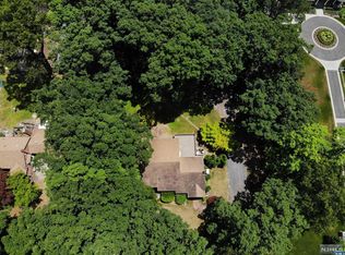 899 Colonial Rd, Franklin Lakes, NJ 07417