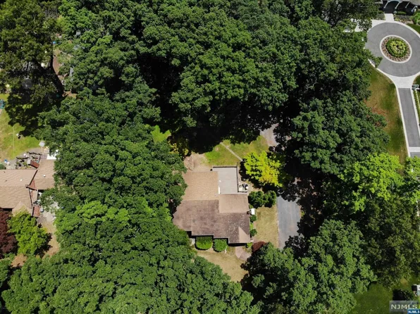 899 Colonial Rd, Franklin Lakes, NJ 07417