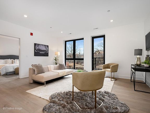 2nd image of 4713 N Clark St #307
