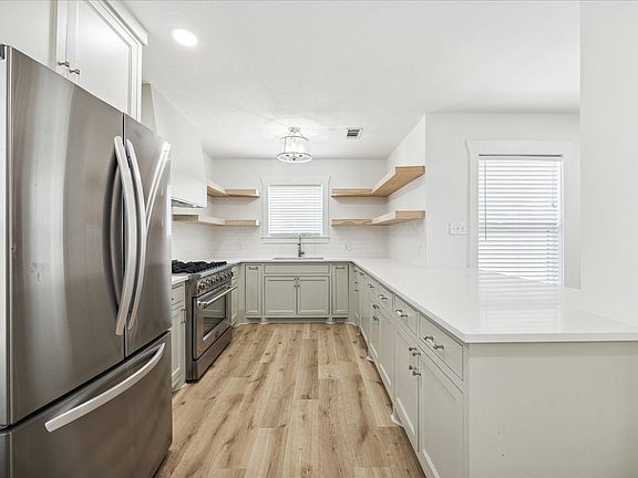 5th image of 1419 Laird St