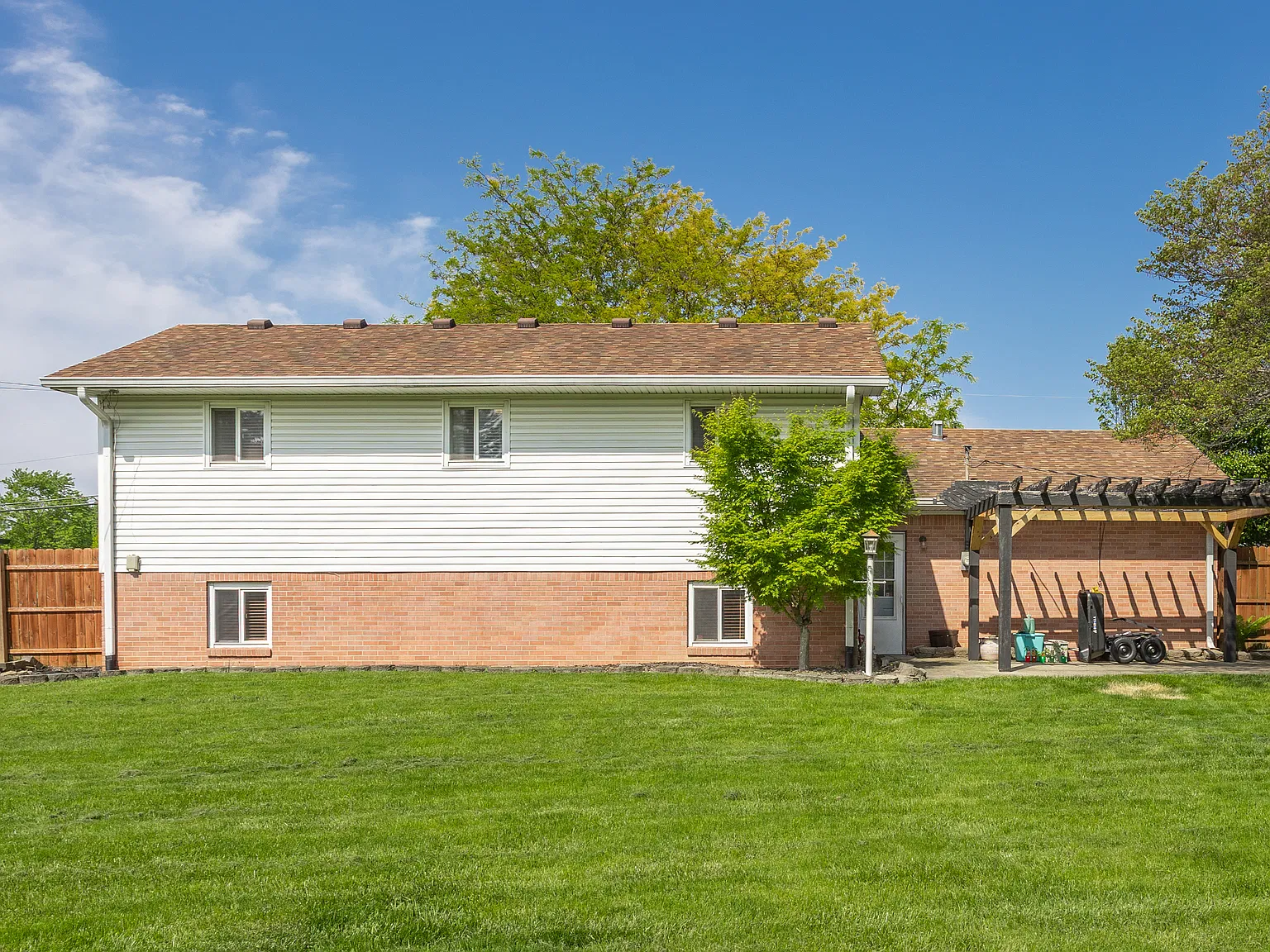 4 bed, 1915 sqft, $2,499 — Photo 2