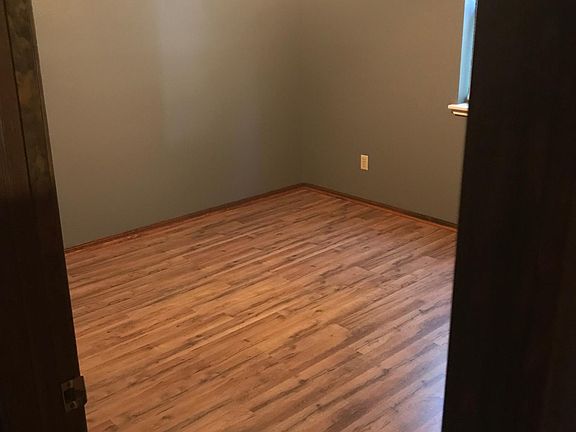4th image of 919 W Tyler Ave
