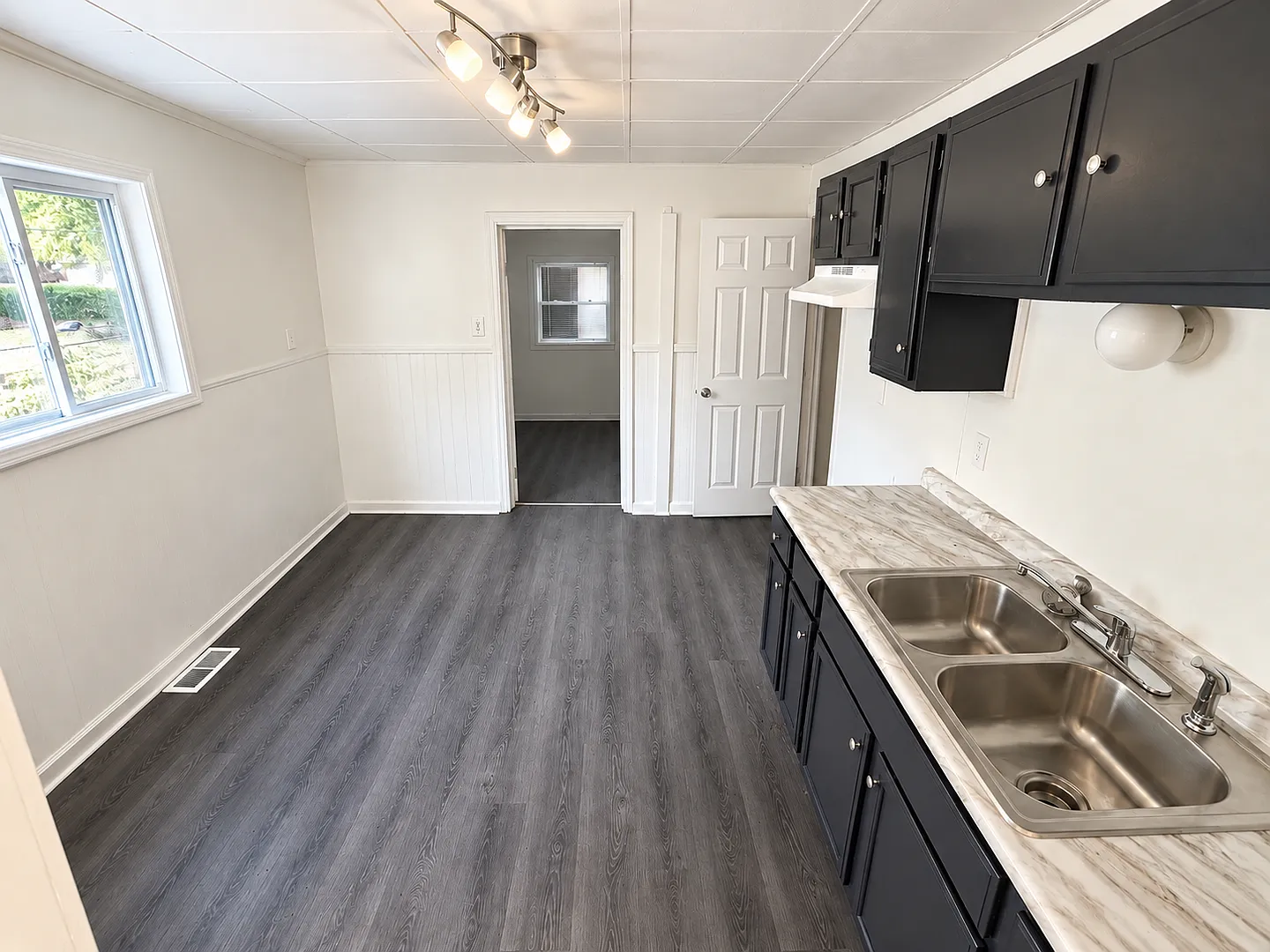 For Lease — Photo 3