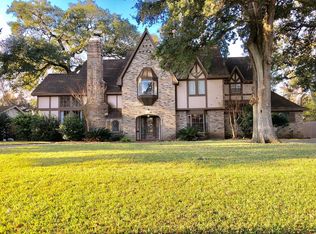 201 Arrowwood St, Lake Jackson, TX 77566