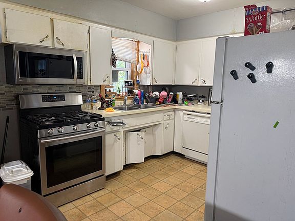3rd image of 244 McKay Ave
