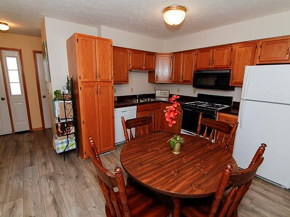 3rd image of 632 Topaz Ln
