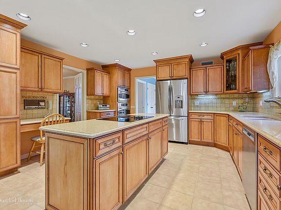 5th image of 68 Mahopac Ave