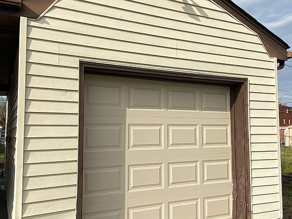 Detached garage