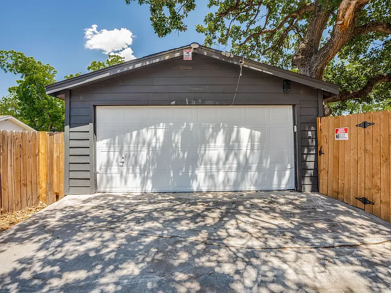 1403 Center St — Photo 22