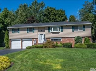 60 Peppermint Rd, Commack, NY 11725