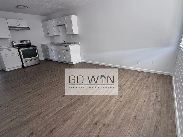 1626 W Denton Ln — Photo 2