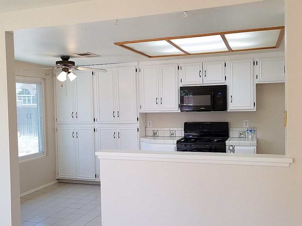 Kitchen with many cabinets