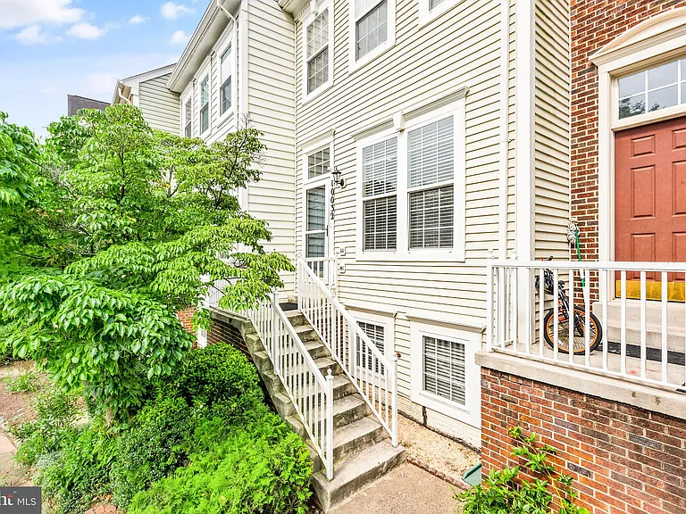10032 Moxleys Ford Ln — Photo 3