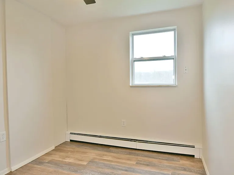 560 Gladys St — Photo 17