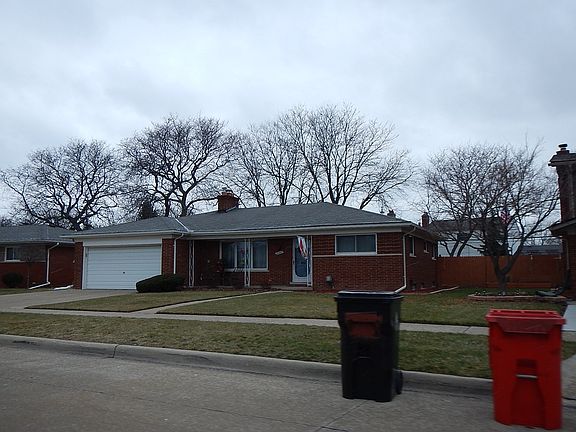 3rd image of 31241 Greenhaven St