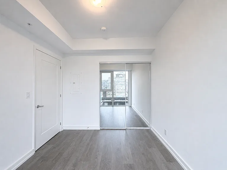 75 James St S #824 — Photo 10