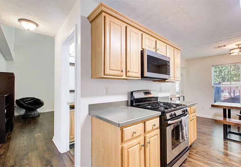 1204 Gates Cir SE — Photo 6