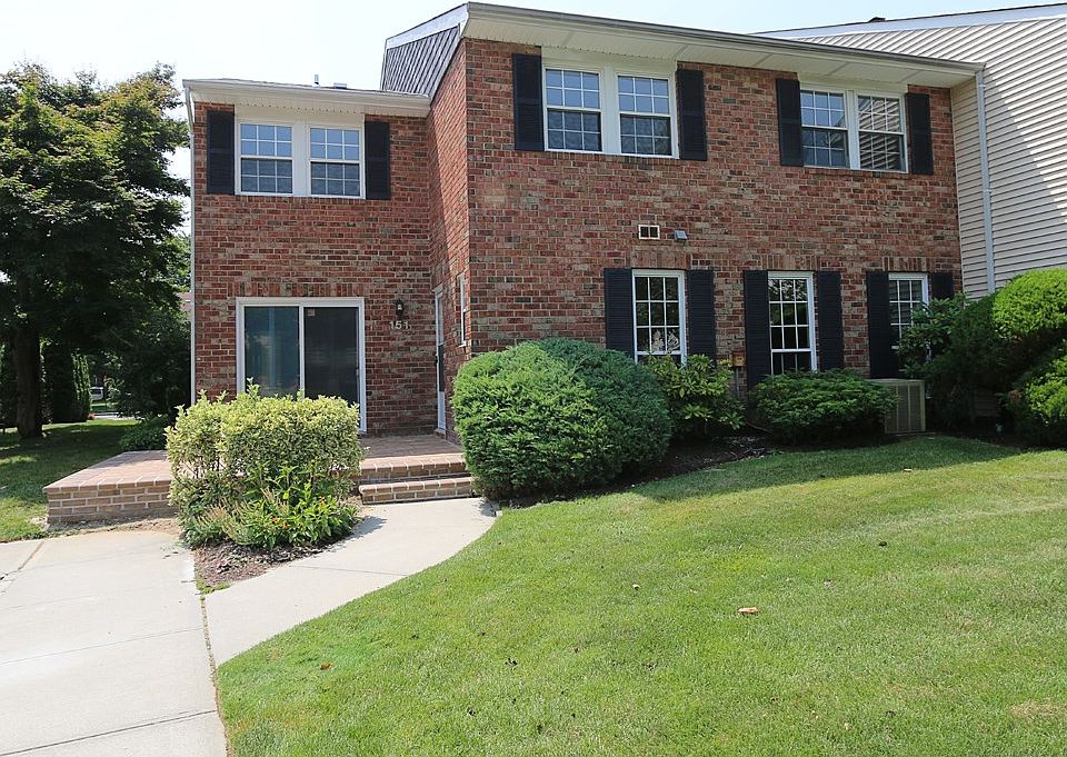 1st image of 151 Woodlake Dr W