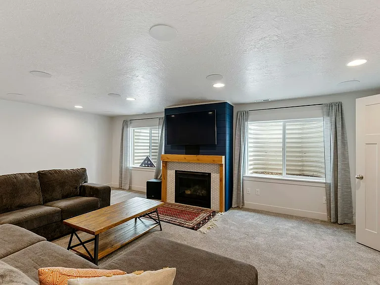 322 N 240 E — Photo 6