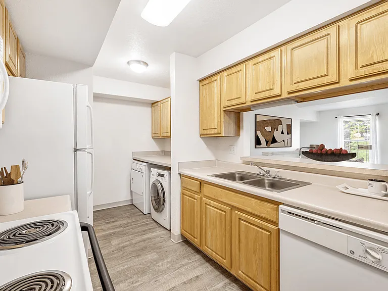 Woodland Lakes Apartments — Photo 2