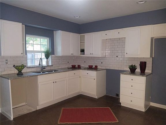 3rd image of 814 Padre Ct