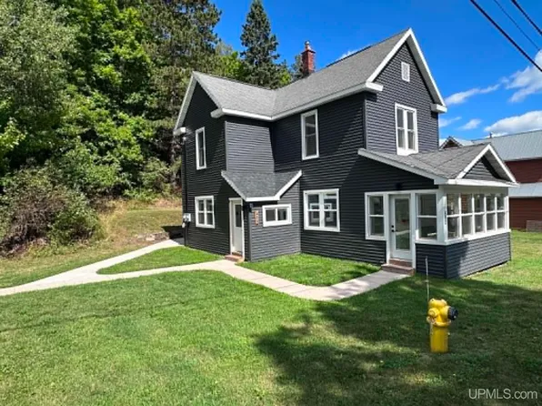 493 Jasper St, Ishpeming, MI 49849