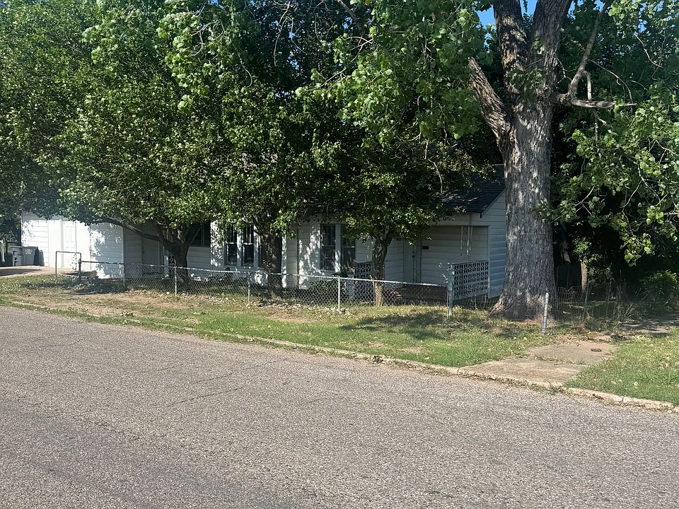 1st image of 429 W 1st St