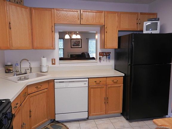 2nd image of 78 Jonathan Dr
