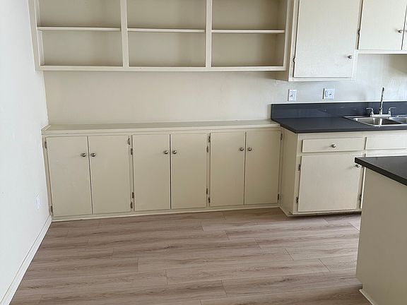 3rd image of 7651 Vineland Ave #211