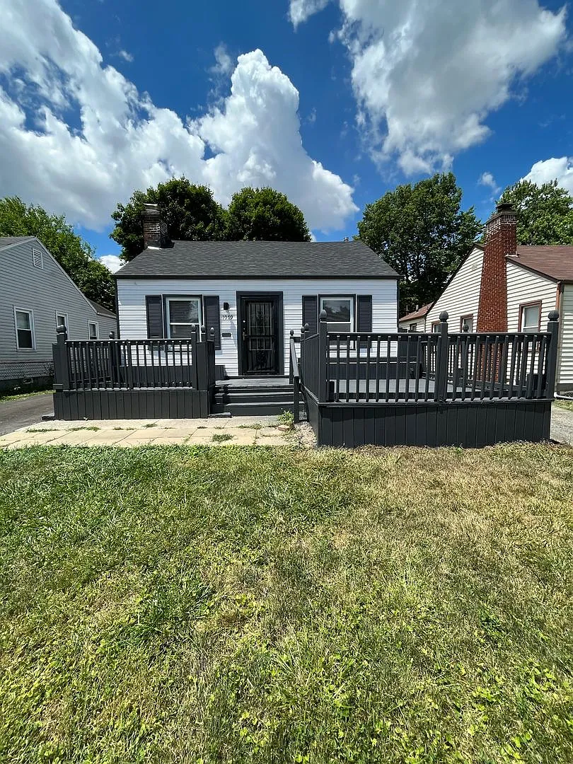 Updated 2 Bedroom, 1 1/2 Bath Home With Fenced in Backyard & 1 Car Garage! — Photo 1