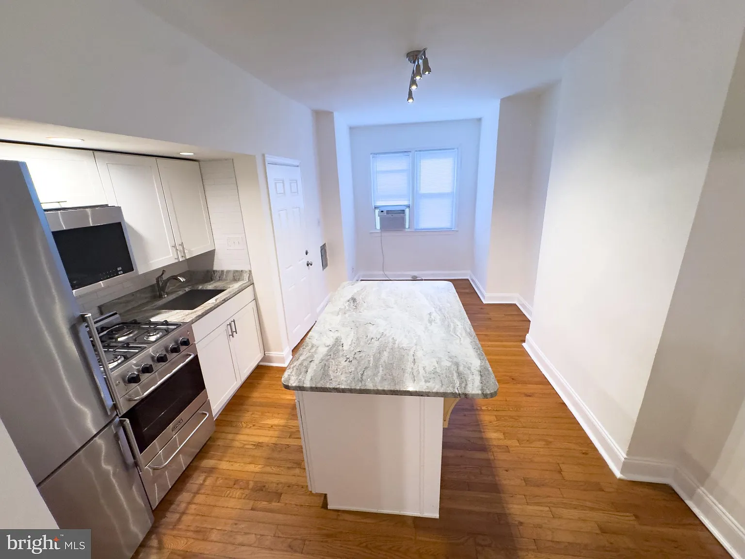 2807 4th St NE — Photo 2