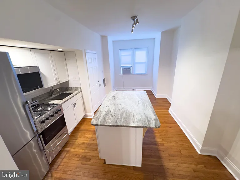 2807 4th St NE #1 — Photo 2