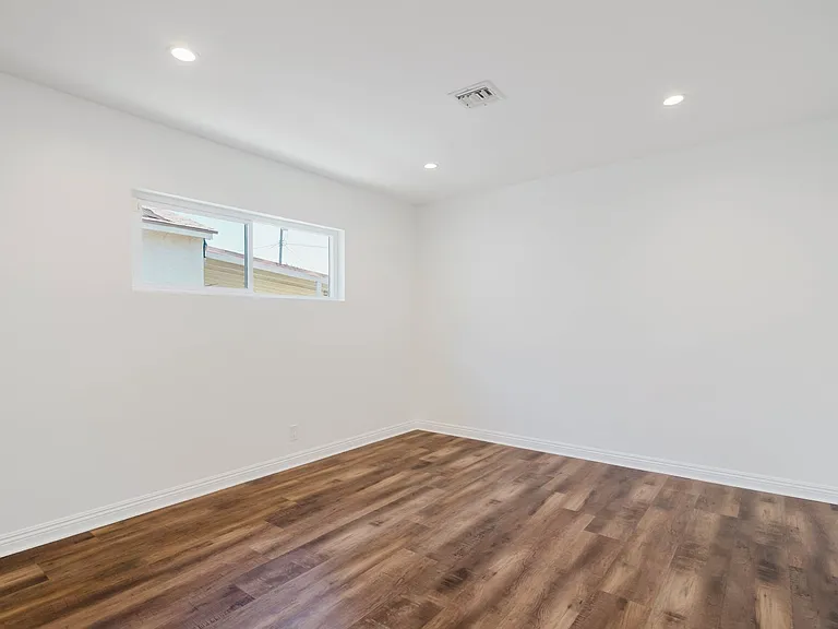 13856 Runnymede St — Photo 23