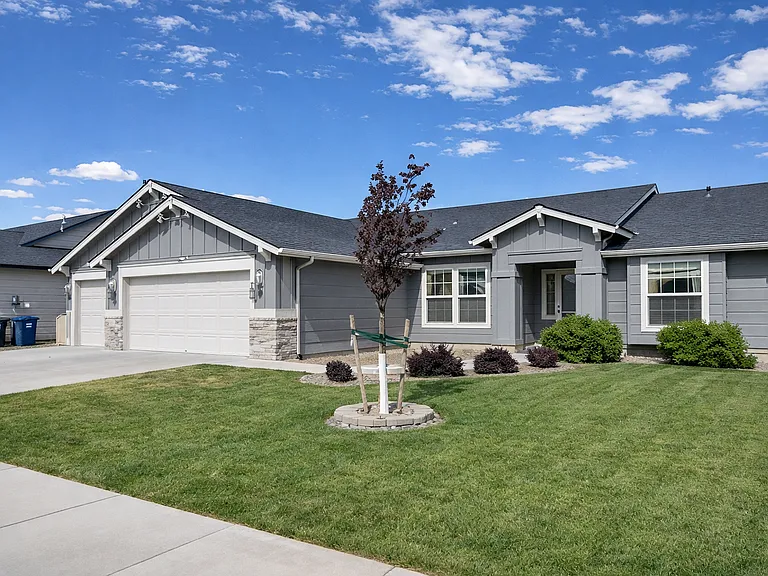 1720 SW Gabar Ct — Photo 2