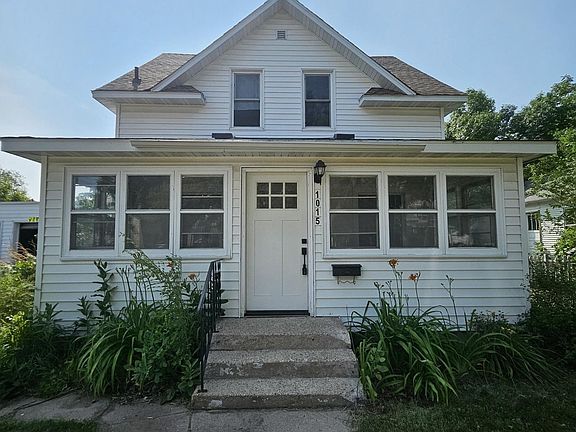 2nd image of 1015 1st St SE