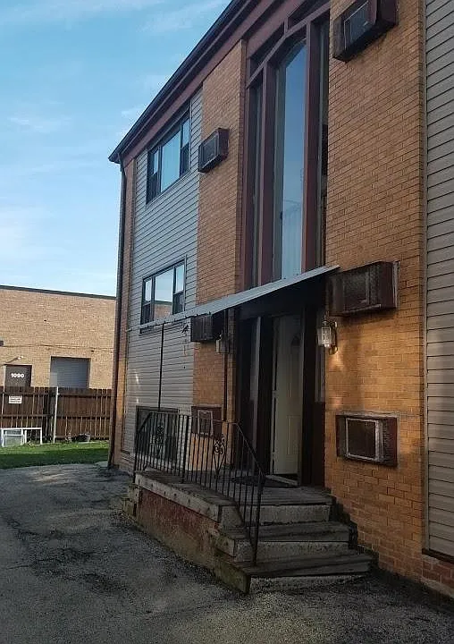 1035 Warner Ave