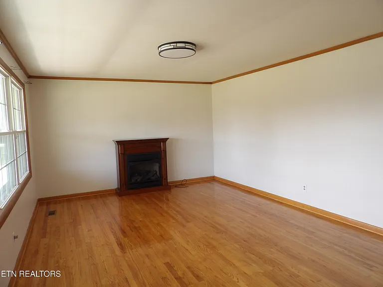 18 Sandra Ln — Photo 3