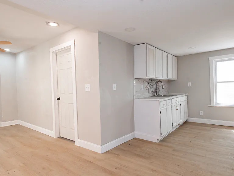1600 E 49th St #2 — Photo 11