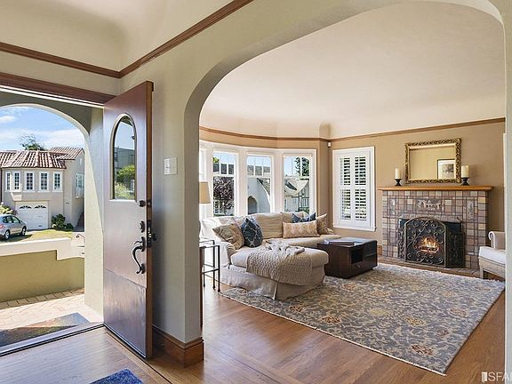2nd image of 16 Entrada Ct